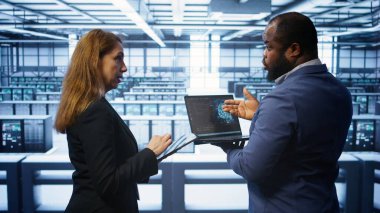 Ekip çalışanları cihazları kullanarak bakım yapıyor, veri merkezinin donanım ömrünü uzatıyorlar. Sunucu merkezinde beyin fırtınası yapan meslektaşlar, aygıtlar kullanarak sunucu altyapısını, kamera B 'yi izlerler.