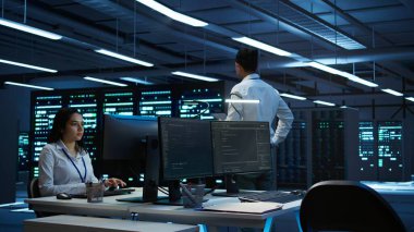 Veri merkezi ajanı şirketlere lojistik destek sağlıyor ve altyapıyı denetliyor. Sunucu çiftlik işçisi, donanım yükleme işlerini denetliyor ve teknisyenler, kamera B ile iletişim kuruyor.