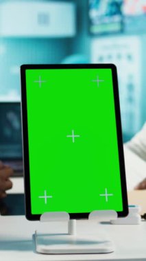 Dikey video Delikanlısı doktorlara uzay görüntülemesinin yanındaki tavsiyeyi soruyor, en son teşhis araçları veya tedavi planları hakkında tartışıyorlar. Afrika kökenli Amerikalı kadın ve hasta kayıtları inceleniyor.