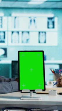 Dikey videoda, krom anahtar ekranının yanındaki doktordan gelen tavsiyeleri dinleyen siyah erkek hasta sağlığın tedavisi hakkında konuşuyor. Tıp fakültesinde genç bir adamla doktor toplantısı. Kamera.