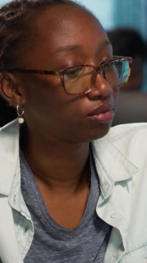 Dikey Afrikalı Amerikalı kadın doktor hastayla korkunç kanser teşhisini tartışıyor, biyopsi sonuçlarını, MRI taramalarını ve kemoterapi ve immünoterapi gibi hedeflenmiş tedavi seçeneklerini gözden geçiriyor.