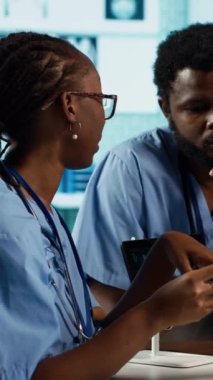 Genç hemşirelerden oluşan dikey video ekibi, bu uygulamayı kabinedeki bir doktor uzmandan öğrenerek, bir tesiste sağlık yönetimi ve tanı konularını vurguladı. Afrika kökenli Amerikalı vatandaşlar X 'i