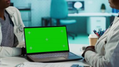 Genel pratisyen hekimin tedavi ve teşhis sonuçları için siyah bir kıza danışması, klinik ortamında sağlık verileri ve uzmanlığı kullanması. Sıhhiye iyileşmeye yardım ediyor. Kamera A.