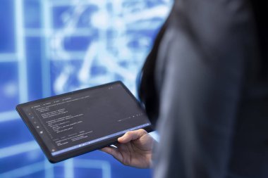 Mühendis karmaşık problemleri çözmek için insan beyninden modellenmiş tablet ve yapay zeka ağları kullanıyor. Veriye bakmak ve görevleri tamamlamak için makine öğrenme modelini kullanarak yönetimin kapatılması