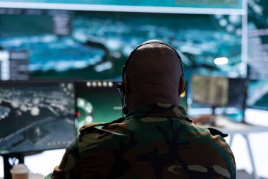 Yüksek teknoloji subayı önemli operasyonlar için gerçek zamanlı veri işliyor, saha askerleri için istihbarat topluyor ve stratejik planlama taktiklerini koordine ediyor. Komuta merkezi savunma görevleri.