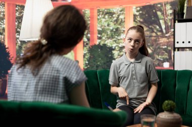 Ergenlik çağındaki bir kız terapi seansında akıl sağlığıyla mücadele etmekten bahsediyor. Psikoterapist depresyonda ve hormonal değişimlerin duygusal zorluklarında ona yardımcı oluyor..