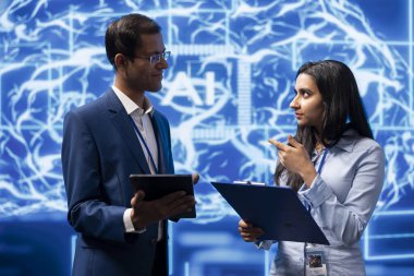 Yapay zeka araştırmacısı ve meslektaşı modern laboratuvarda yapay zeka sinir ağları üzerinde çalışıyor. Yüksek teknoloji çalışma alanında yapay zeka sisteminin geliştirilmesinde işbirliği yapan sistem yöneticileri