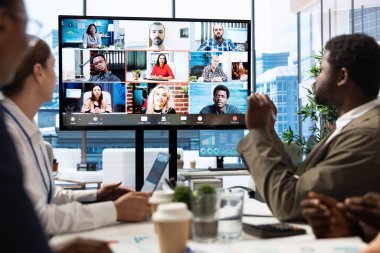 Proje güncellemelerini gözden geçiren çeşitli işçiler ve hissedarlar online video görüşmesi yaparak küresel iş genişletme planları için kolay bir işbirliği sağladılar. Takım çalışması..