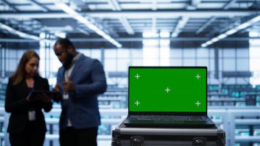 Veri merkezindeki izole ekran bilgisayarı yazılım izleme hataları kontrol ederken hata yapıyor. Sunucu merkezindeki dizüstü bilgisayarın ağ sorunları için çalışma alanını kontrol et, kamera B