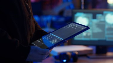 Hacker, tablet kullanarak veri ihlali yaparken çevrimiçi kimliğini gizlemek için VPN kullanıyor. Sığınaktaki siber suçlu yerini gizliyor. Cihazı hackliyor. Kamera B 'yi kapatın.