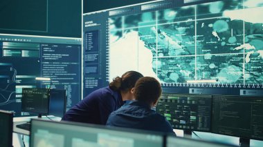 Hükümet hackerları siber tehditlere karşı korunmak için gelişmiş yazılım kullanıyor, ekip halinde çalışıyorlar. Siber güvenlik, veri ve ağ koruma uzmanları yüksek teknoloji ofisinde güçlerini birleştiriyor. Kamera B.