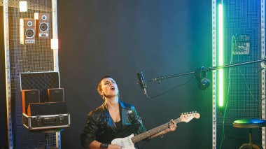 Elektro gitarlı süperstar kız canlı bir şovda coşuyor. Kalabalık cesur sinirli tavrının ve yüksek sesli heavy metal alternatif müziğinin keyfini çıkarıyor. Deri ceketli bir bayan rockçı. Kamera B.