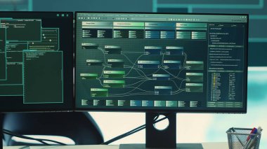 Yüksek teknoloji donanımlı siber güvenlik izleme odası. Hükümet siber operasyonlar, siber gözetim ve boş bir komuta çalışma alanındaki dijital tehditlere odaklanıyor. Kamera A.