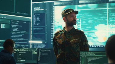 Silahlı kuvvetler siber güvenlik ekibi çok gizli soruşturmalar yürütüyor. Güvenli iletişim ve tehdit tespiti için ileri teknolojiyi kullanıyorlar. Gizli askeri bilgiler. Kamera A.