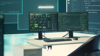 Siber tehdit tespiti için gelişmiş bilgisayar teknolojisine sahip güvenlik odası. Bilgileri korumak ve veri sızıntılarını önlemek için hükümet siber güvenlik önlemleri alındı. Kamera A.