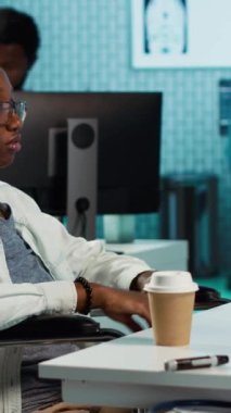 Dikey video, engelli Amerikalı doktor ve hasta profesyonel bakım ve sağlık önleme uygulamalarını vurgulayarak detaylı bir check-up 'a girişiyor. Kronik bozukluk var. Kamera A.