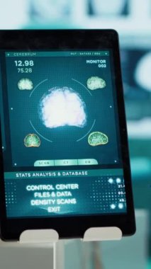 Modern tıbbi ekipman ve ilaçlarla donatılmış dikey video boş doktor ofisi hastalara danışmaya hazırlanıyor. Gelişmiş teşhisler, sağlık hizmetleri ve hasta bakımının vurgulanması