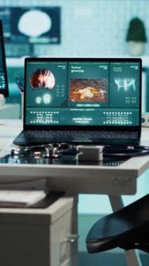 Özel klinikteki dikey video kabinesinde rutin kontroller için kurulmuş cihazlar ve teşhis araçları, sağlık sektöründeki hasta bakımı ve sağlık sigortası. Modern doktor ofisi ile