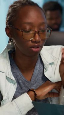 Dikey video Radyolog, tıbbi konsültasyon sırasında bir tümör hakkında kötü haberler veriyor. Tomografi verileri ve mikroskobik çizimler kullanarak cerrahi ve kanser tedavisi gelişmelerini tartışıyor.