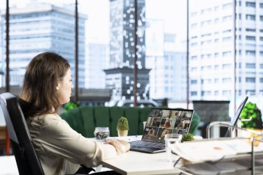 Küresel bir iş konferansına katılan güçlü kadın yönetmen, liderliğini, iletişim becerilerini ve sanayi eğilimlerinin önünde kalmaya olan bağlılığını gösteriyor. Yatırımcı grubuyla görüş.