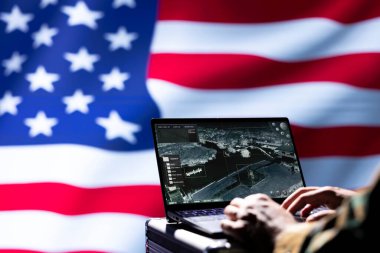 Amerikalı NATO uzmanı savaş alanı avantajı elde etmek için hava keşif verilerini analiz ediyor. Komuta odasındaki Amerikan askeri stratejik hedeflere saldıran İHA 'ları kontrol ediyor