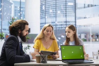 Finansal danışman bireylere hisse senedi tavsiyeleri sağlamak için izole ekran bilgisayarı kullanıyor. Ofisteki ajan, müşterilerinin sağlam yatırım kararları almalarına yardım etmek için maket defterini kullanıyor.