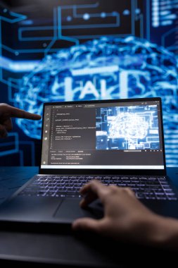 Yüksek teknoloji laboratuvarındaki veri bilimci laptoptaki karmaşık yapay zeka beyin modellerini analiz ediyor. Yapay zeka teknolojisi geliştirmek için bilgisayar kullanmayı öğrenen bir mühendis.