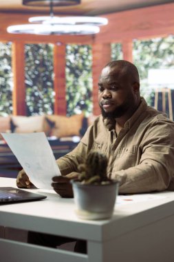 Uzaktan kumandalı işletmeler için bilgisayarını kullanan başarılı girişimci, etkili telekomünikasyon stratejileri gösteriyor. Merkez ofisteki geliştirme ve proje yönetimine odaklanır.