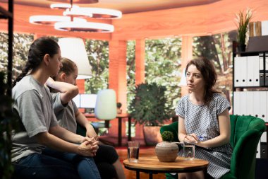 Aile terapisti sorunlu bir ergene ve annesine destek ve danışmanlık sunuyor. Oturumda her iki şahıs için de duygusal düzenleme, davranış ve zihinsel sağlık stratejileri ele alınıyor..