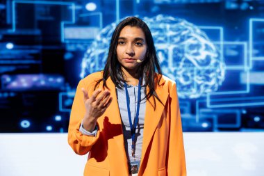 Konuşmacı, yapay zeka ve makine öğrenmesindeki son gelişmeleri incelemek üzere önde gelen uzman ve araştırmacıları AI konferansında sahnede bir araya getiriyor.