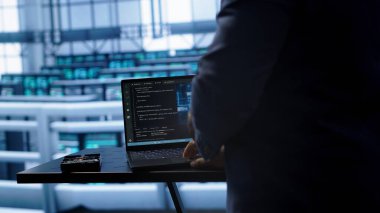 Sunucu merkezindeki mühendis insan beyni simülasyonu yapan yapay zeka bilgisayarlı modelle çalışıyor. Yapay zeka makinesi ile dizüstü bilgisayarda çalışan bir adam kalıp tanıma algoritması öğreniyor, kamera A