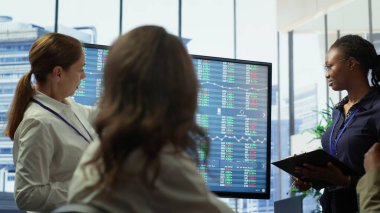 Personelle bir strateji toplantısı düzenleyen yönetim ekibi, dijital pazarlama eğilimleri, bütçe tahsisi ve hedeflere ulaşmak ve piyasa varlığını artırmak amacıyla izlemede ilerleme kaydedilmesine odaklanıyor. Kamera A.