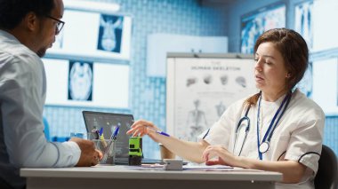 Uzman, tavsiye edilen antibiyotiklerle reçeteli ilaç yazıyor ve hastalara talimatlar veriyor. Sağlık sigortasına reçeteli tedavi hapları yaz. Kamera A.