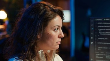 Bilgi işlem uzmanı şirketin güvenlik açıklarını ve enjekte edilen kötü amaçlı yazılımı bulmaya odaklanmış. Bilgisayar ekranına dikkat eden programcı, siber saldırıları önlemek için kod yüklüyor, kamera A