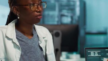 Afrikalı Amerikalı bir kız ultraviyole ışınlı iyi güneş kremi kalkanını soruyor. Doktor cilt bakımı için spf 50 öneriyor. Doktor ve hasta dermatoloji kontrolünde. Kamera A.