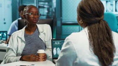 Bronşit ve boğazı ağrıyan Afrikalı Amerikalı bir kız tesiste doktorla konuşuyor. Rahatsız edici gırtlak iltihabı. Doktor sağlıksız bir hastayı acıyla tedavi ediyor. Kamera A.