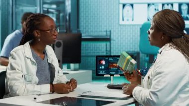 POS terminalinde reçeteli ilaç ve ilaçların parasını ödeyen Afrikalı Amerikalı bir kız ağrı kesici ve vitaminleri doğrudan ecza dolabından alıyor. Sağlık hizmeti uygulaması. Kamera A.