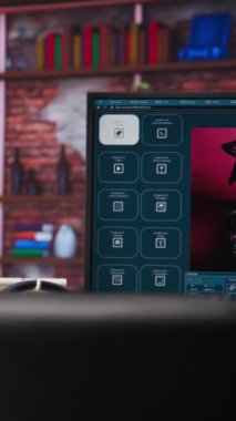 Ofisteki dikey video bilgisayarı, metni fotoğraf çıktısına çeviren programı gösteriyor. Konforlu, parlak bir dairede bilgisayar ekranında görüntü üretken yapay zeka yazılımı metni