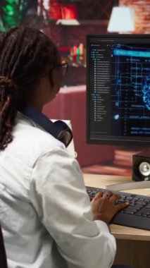 Dikey video Happy programcısı yapay zeka hesaplamasını kullanarak kodu başarıyla uyguladıktan sonra kutlama yapıyor. Yapay Zeka 'nın derin sinirsel ağlarındaki işi bitiren neşeli çalışan heyecanlı.