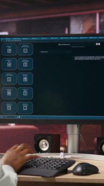 AI LLM sohbet robotuyla kişisel görevleri çözen dikey videolu kadın öngörü teknolojisi kullanarak cevap veriyor. Dairedeki bilgisayarı kullanarak büyük dil model programı ve kamera ile etkileşime giren kişi