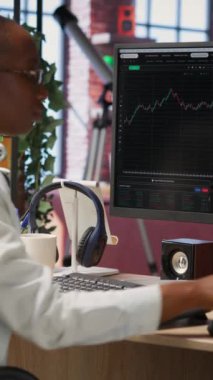 Dikey video işlemcisi üzgün hissediyordu, düşen hisse senedi fiyatlarını, kırmızı çizelgeleri ve kayıpları gösteren bilgisayar ekranlarına bakıyordu. Yatırımcı borsa hisselerindeki düşüşe bakarken bunaldı