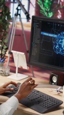 Dikey video aşırı mutlu programcı sinirsel ağların bakımını bitirdikten sonra mutlu bir şekilde el çırpıyor. Yapay zeka sistemlerini başarılı bir şekilde kontrol ettikten sonra havadan el hareketi yaparak kendinden geçme uzmanı
