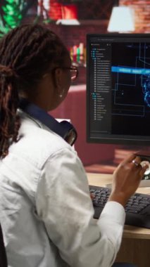 Dikey video aşırı mutlu programcı sinirsel ağların bakımını bitirdikten sonra mutlu bir şekilde el çırpıyor. Yapay zeka sistemlerini başarılı bir şekilde kontrol ettikten sonra havadan el hareketi yaparak kendinden geçme uzmanı