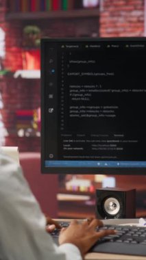 Dikey video yazılım geliştiricisi kulaklık takıyor evdeki bilgisayarı kullanarak insan beyni simülasyonu yapıyor. IT uzmanı müzik dinliyor ve yapay zeka ile çalışıyor.