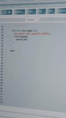 Dikey video, yazılım geliştiren yönetici tarafından PC ekranında yazılan kodu kapat, komutları gir. Uygulamada ev onarımında IT profesyoneli tarafından kullanılan bilgisayar görüntüsü, uygulama