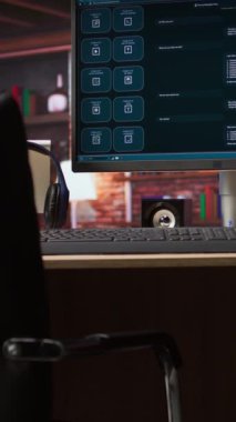 Ana ofisteki PC 'de sanal yardımcı cevap veren kullanıcı komutlarını gösteren dikey video AI LLM Chatbot yazılım arayüzü. Yapay zeka kullanarak monitörde geniş dil modeli programı, yelkeni açın