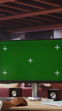 Dikey video öğrencisi evde internette yeşil ekran bilgisayarında geziniyor, ödev yapıyor, internette bilgi araştırıyor. Okul işleri için Apartman 'daki kız Model PC hakkında makaleler okuyor, kamera A