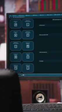 Parlak dairede büyük bir dil model programı gösteren dikey video kurulumu. AI LLM sohbet botu kullanıcı sorusuna sinirsel ağ teknolojisi kullanarak cevap veriyor.
