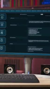 Dikey video AI LLM sohbet robotu kullanıcı cevaplama komutları için ev ofisteki öngörü teknolojisini kullanıyor. Yapay zekaya sahip büyük dil model programı kullanılarak daire çalışma alanına bilgisayar kurulumu
