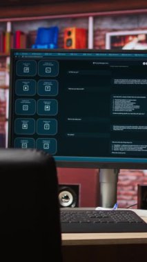 Ev ofisindeki bilgisayar ekranında insan dilini anlamak için tasarlanmış dikey video AI LLM sohbet robotu. Yapay zeka sohbet robotu, karmaşık görevleri yerine getirmesine olanak sağlayan veriler üzerine eğitilmiş monitörde.